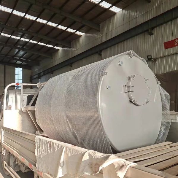 Stainless steel liquid storage tanks1000-liter containers Chemical reaction vessels Elevated buffer tanks Dairy and beer processing line material storage tanks Industrial-grade material storage equip