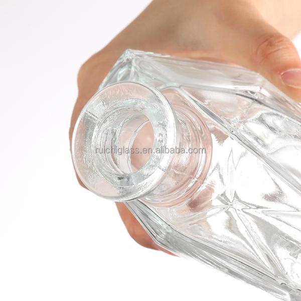 Tipo de sellado personalizado 500 ml Super Flint Alta transparencia Fantasía Botella de vidrio de whisky XO