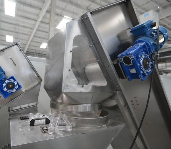 Automatic Cap Feeding System for Blow-Fill-Cap BFC Applications