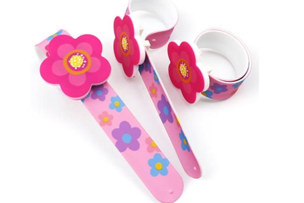 220*25*2mm Silicone Slap Bands , Delicate Snap Bracelets With Flow Shape Charm