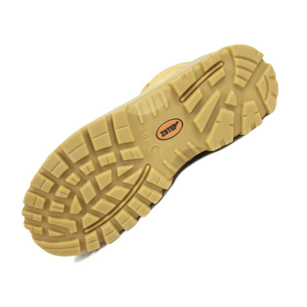 Botas de senderismo con suela de acero.