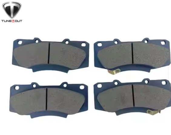 OE Standard Low Noise Long Service Life Front Brake Pad Set Semi-metallic Brake Pads for Toyota Hilux
