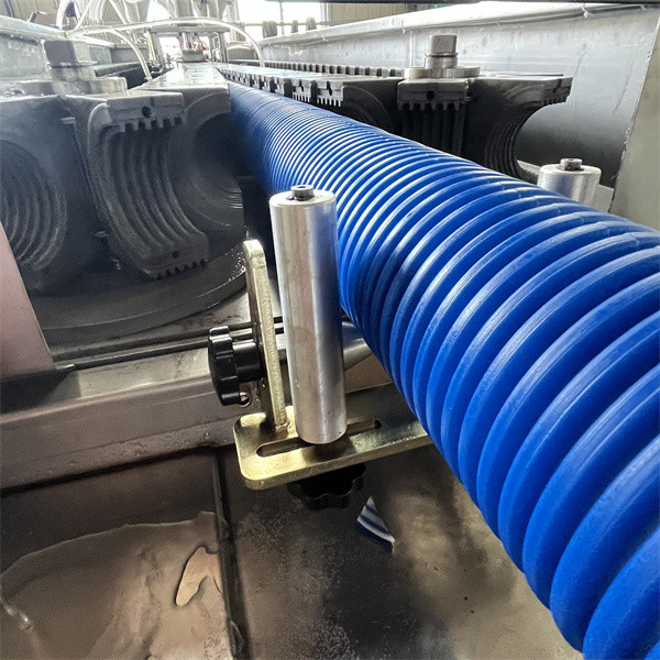 Производственная линия двойной стены гофрированной трубы, HDPE PVC гофрированной трубы для слива