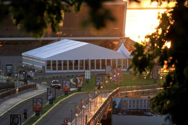 Custom Made Temporary Large Wedding Tents Event Canopy Tent With Glass Wall