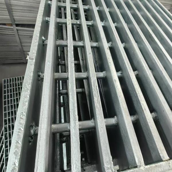 30mm Steel Floor Decking Grating Flat Bar Welding Process Hot Galvanized