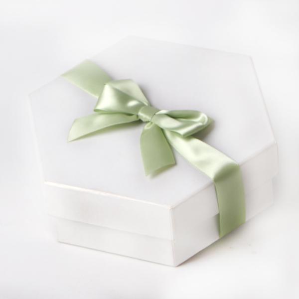 Выберите из нашей цветовой карты или настроите сатинные ленточные луки для украшения подарочной коробки