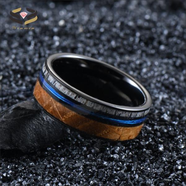 8 mm Ring de tungstène plaqué noir Baril de whisky Bois lignes de pêche bleues avec incrustation de corneille