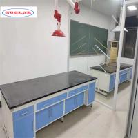 Banco de laboratório de química de madeira em design padrão com número de racks como desenho