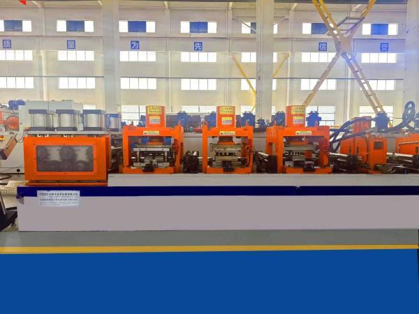 Máquina formadora de rollos para montaje de paneles solares automática