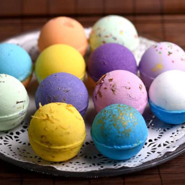 Colorful Fizzing Custom Bath Bombs With Toys Inside Lavender Fragrance