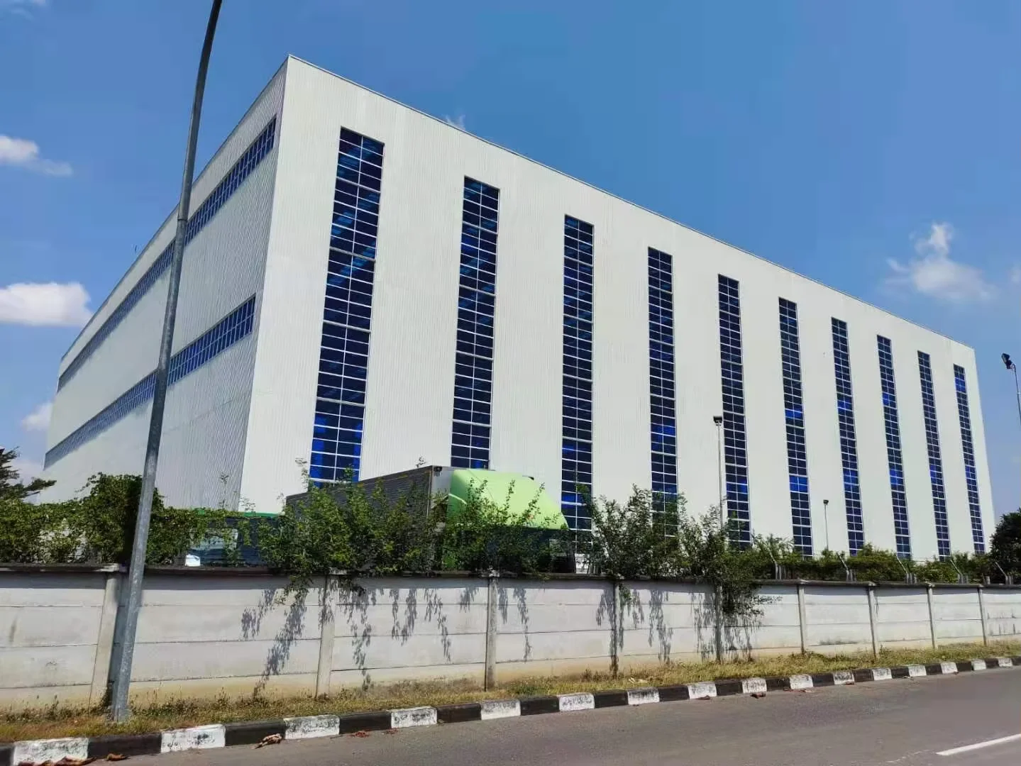 Durable 50+ Years Lifespan Prefabricated Steel Warehouse with Customized Color