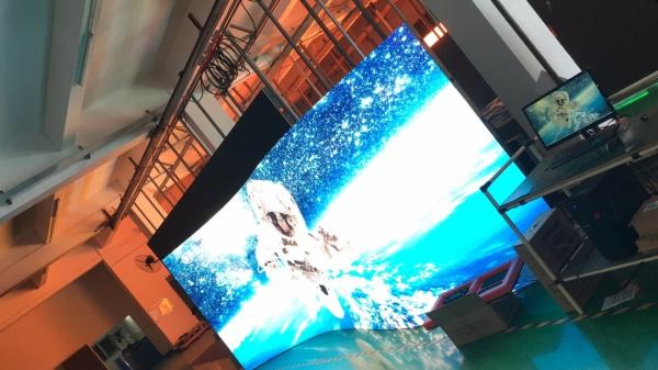 高い柔軟性によって曲げられた導かれた段階スクリーンは、P4カーテン フル カラー スクリーンを導きました