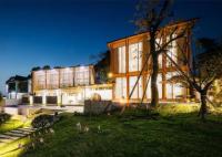 Maison préfabriquée modulaire en acier léger avec grandes fenêtres.