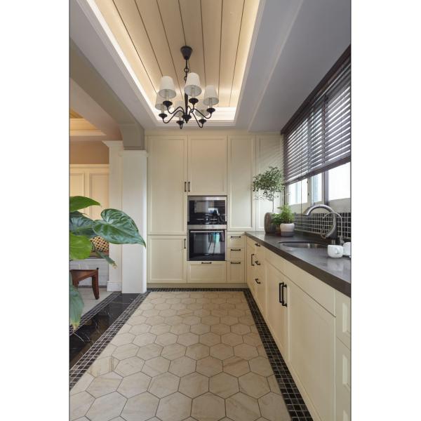 Gabinete de cocina acabado en chapa de madera con isla