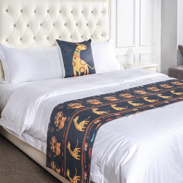 Polyester Jacquard Hotel King Size Bed Runner With Cushion Covers