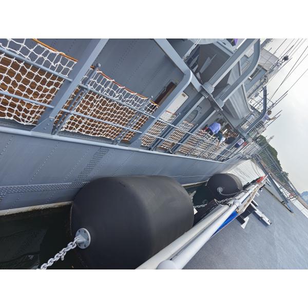 Плавая пена заполнила обвайзеры для корабля - к - Berthing корабля