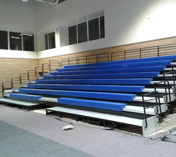 Blanqueadores interiores del baloncesto del HDPE del banco de los blanqueadores retractables manuales del gimnasio