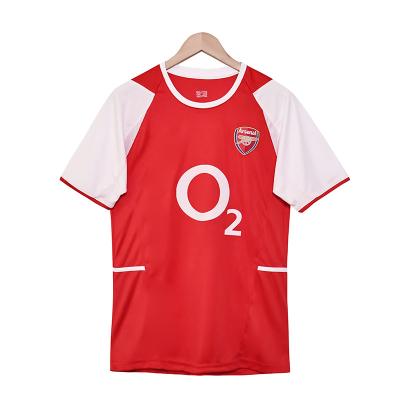 Le maillot d'Arsenal de la saison 02-04 est entièrement restauré et permet de personnaliser l'équipe.