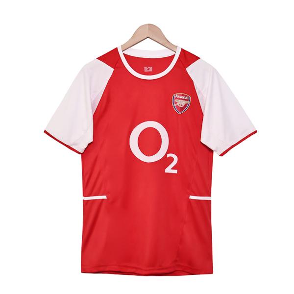 Le maillot d'Arsenal de la saison 02-04 est entièrement restauré et permet de personnaliser l'équipe.