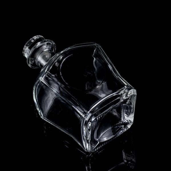 Clear or Customized Super Flint Glass Whiskey Bottle 700ml 750ml with Cork Stopper