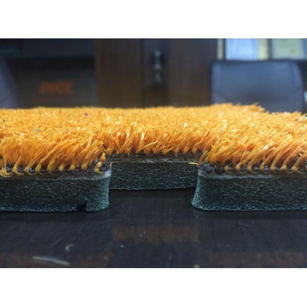 Желтый крытый синтетический ковер травы