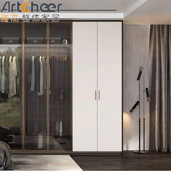 Комбинация детской комнаты гардероб с современным дизайном и стеклянной дверью в отеле