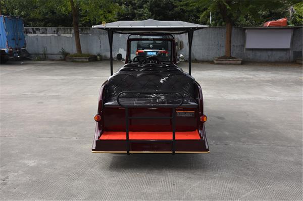 Carros elétricos vermelhos romances do vintage, carrinho de golfe do passageiro do clássico 8 do turista