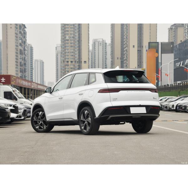 135 couple maximal BYD berline entièrement électrique avec style moderne et phares LED