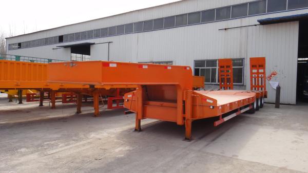 Transporte do reboque da cama do CCC equipamento pesado do tri Axle Truck Semi Trailers 60t baixo