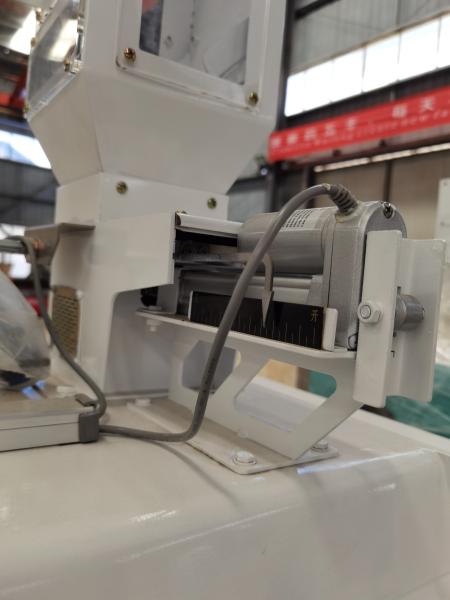 4.5TPH 4000W Rice Mill Whitener With Green Carbon Ceramic Emery Roller