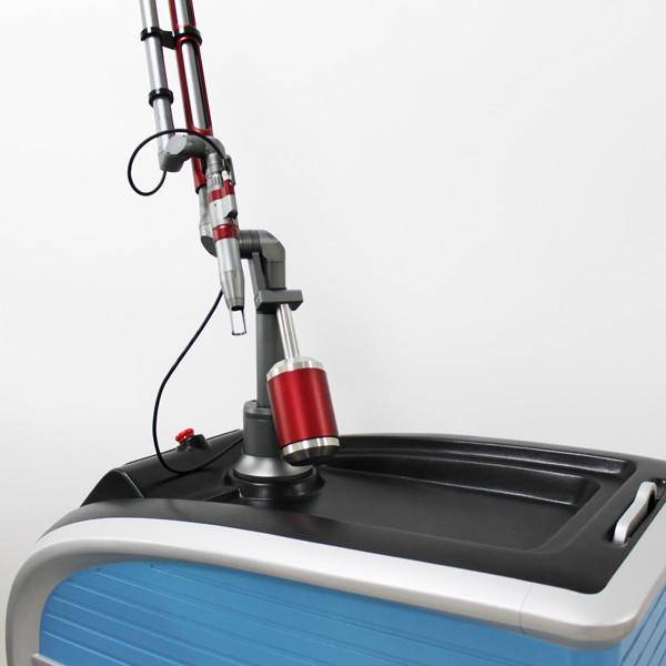 A máquina Q da remoção da tatuagem do laser do ND Yag do braço do guia comutou 1064nm 755nm 532nm