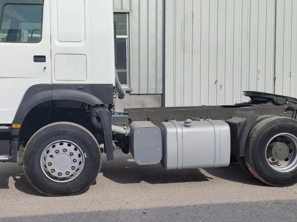 Right-Hand Drive Sinotruk Tractor Truck 6*4 White Color 6800*2496*2950mm Seats ≤5