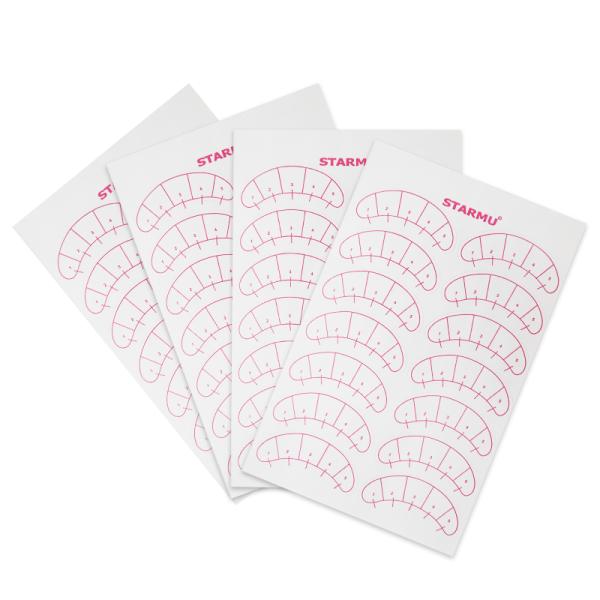 La etiqueta engomada de las extremidades del ojo de la práctica de la extensión de la pestaña envuelve los remiendos de papel