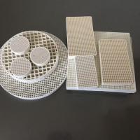 Plaque d'aluminium en céramique industrielle avec densité de trou 99% Al2O3 Polissage personnalisé en aluminium en céramique