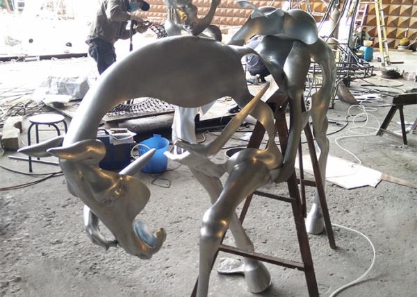 Technique extérieure de pièce forgéee de sculpture en métal de cavalier inachevé spectaculaire