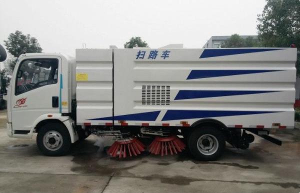 Howo White 4*2 Road Cleaning Truck With 1.5cbm Water And 4cbm Dust Tank