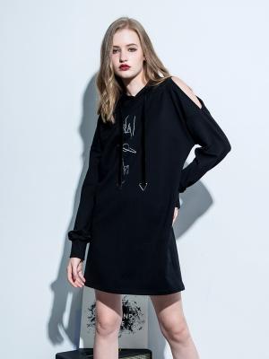 Les femmes de mode d'habillement battent froid à la robe de Hoodie