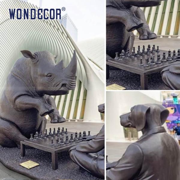 Гладкая бронзовая скульптура искусства Носорог и собака играют в шахматы вместе