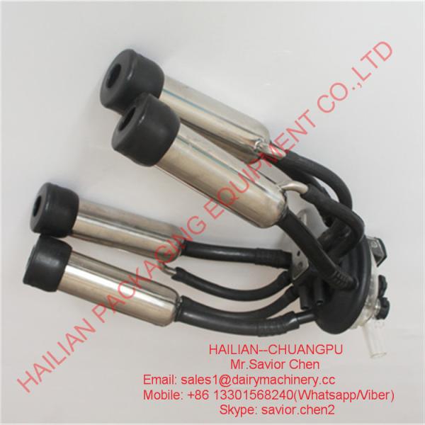 la machine à traire 240CC partie la vache trayant le groupe blanc et noir