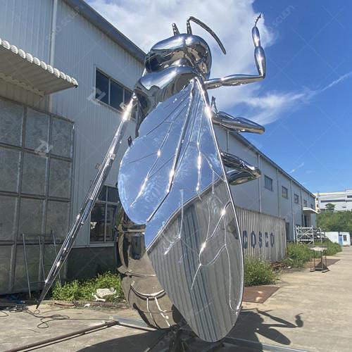 4.8m High Customized Mirror Polished Stainless Steel Bee Sculpture