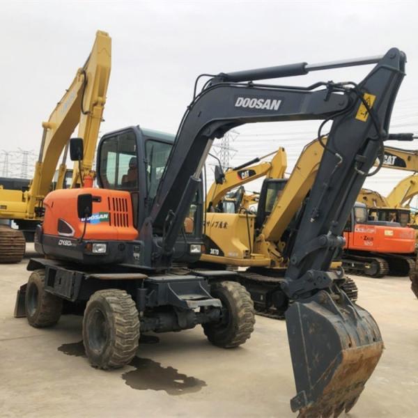 Fabriqué en Corée, original, utilisé, excavateur à roues Doosan DX60W-9, 6 tonnes, à Shanghai.
