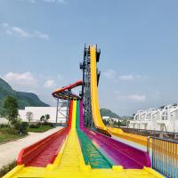 Gozoso tobogán acuático de arco iris con varios tobogán de fibra de vidrio