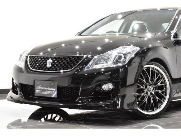 Toyota Crown 2.5 Sports Navigation Package New Black Leather Seat Covers / All-New Full Water Tank Capacity For The Car / All-New 20-Inch Tires And Wheels / All-New Aerodynamics / All-New LED Fog Lig