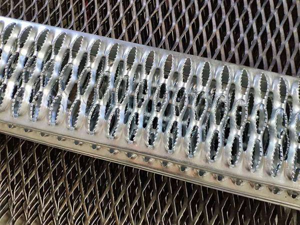 Anti-Slip Steel Grating with Grip Strut Design for Traction