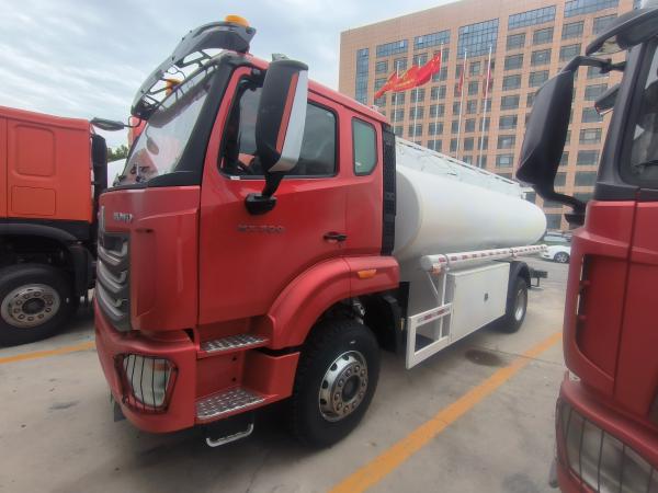 SINOTRUK Oil Transport Truck With Manhole Cover and Breath Valve 10000L Volume