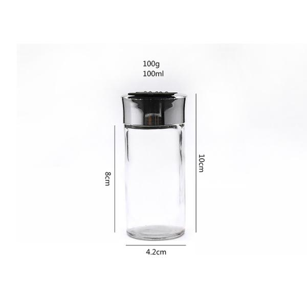 Высокое белое стеклянное пустое стекло раздражает округлую форму шейкеров соли и перца
