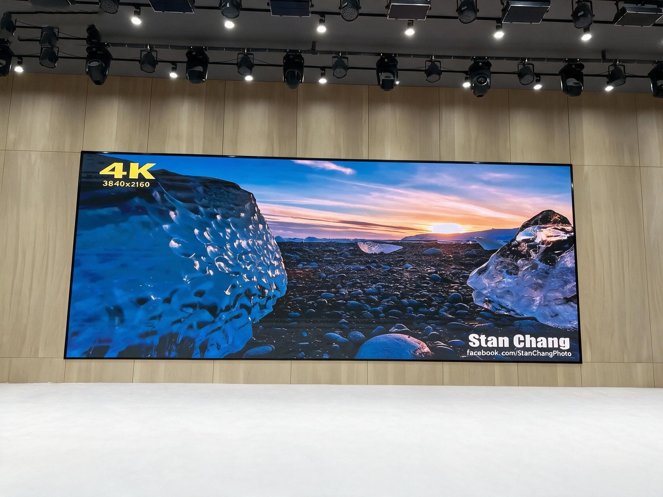 Ultra HD COB LED Display Pixel Pitch 1.25mm Seamless LED Video Wall Displays For