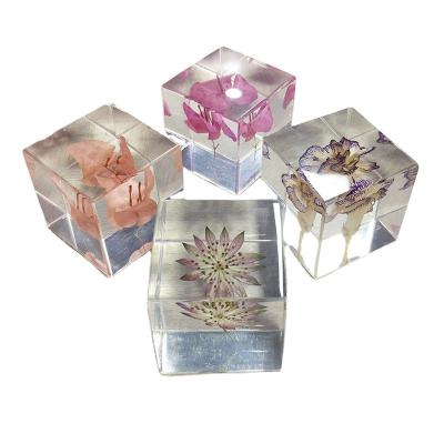 peso de papel dado forma cúbico transparente da resina com as flores secas reais para a decoração da casa e do escritório