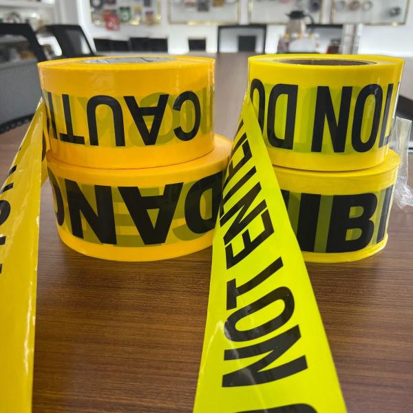 Литерность предпосылки желтого цвета безопасности дорожного движения ПРЕДОСТОРЕЖЕНИЯ предупреждающей ленты PE черная напечатала изоляцию не слипчивого ярлыка предупреждая