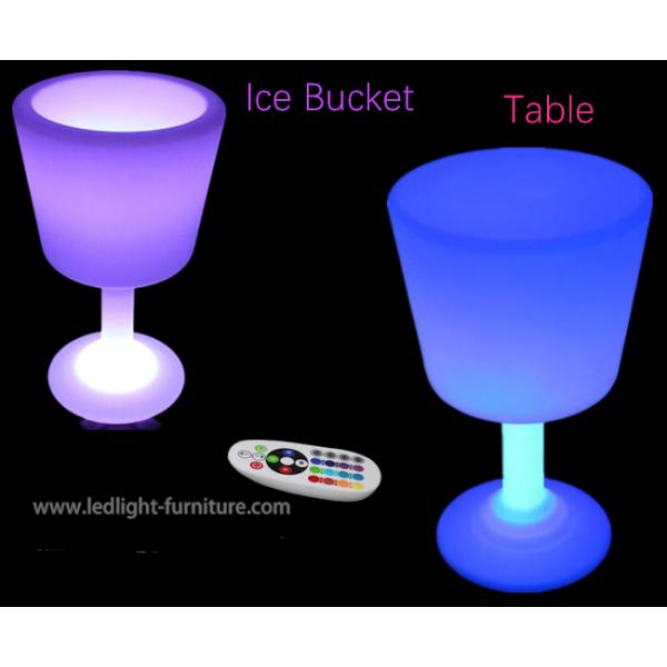 O diodo emissor de luz especial do projeto ilumina acima a tabela lateral a pilhas com forma do vidro de vinho